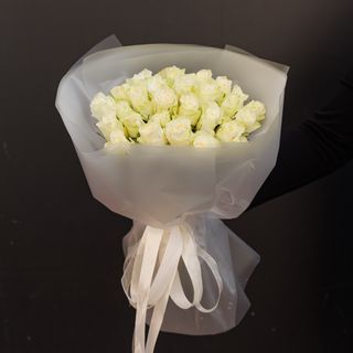 Моно букет з 25 білих троянд в на пів прозорому упакуванні 