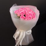 Моно букет з 25 рожевих троянд у на пів прозорому упакуванні