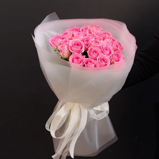 Моно букет з 25 рожевих троянд у на пів прозорому упакуванні