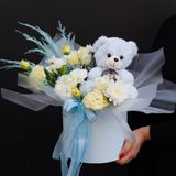 Квіткова композиція в голубому  кольорі з ведмедиком