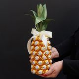 Ананас з цукерками та напоєм