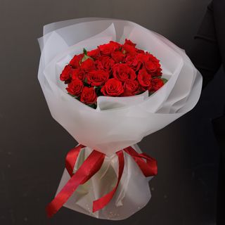 Моно букет  з 25 троянд в на пів прозорому упакуванні