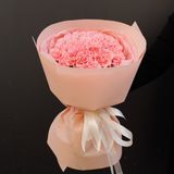 Моно букет з 25 гвоздик в рожевому кольорі з упакуванням