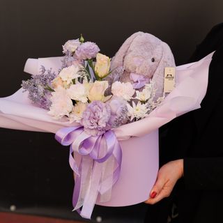 Квіткова композиція в фіолетовому кольорі з зайчиком фіолетовис