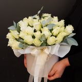 Композиція з білих троянд в боксі з додаванням зелені