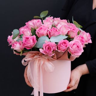 Моно бокс з трояндами у рожевому кольорі з додаванням зелені