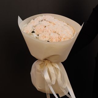 Букет з 25 гвоздик кремових у бежевому упакуванні