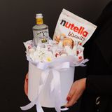 Солодка композиція в боксі з солодощів у білому кольорі