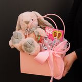 Солодка композиція в рожевому кольорі з зайчиком