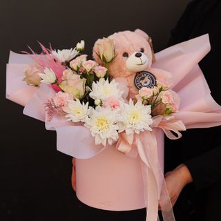 Квіткова композиція в рожевому кольорі з ведмедиком