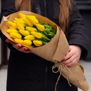 Букет тюльпанів 23шт жовтових у крафт упакуванні