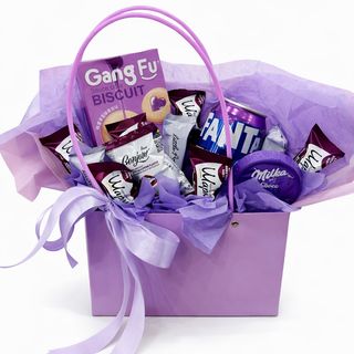 Сумочка у фіолетових відтінках із солодощами та напоєм