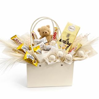 Солодка композиція в сумочці у беж тонах із міні ведмедиком