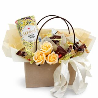 Сумочка із солодощами та чаєм у беж відтінках