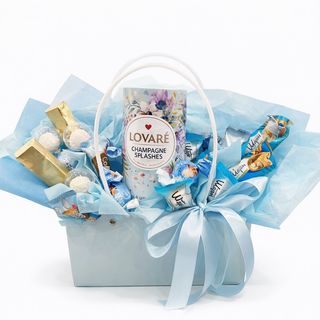 Сумочка із солодощами та чаєм у блакитних відтінках