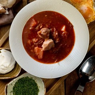 Борщ з м'ясом та сметаною (350г)