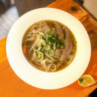 Яловичий пряний бульйон з м'ясом та рисовою локшиною (350 мл)