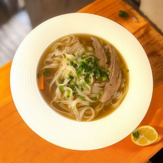 Яловичий пряний бульйон з м'ясом та рисовою локшиною (500 мл)