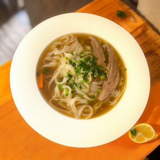 Яловичий пряний бульйон (500 мл)/круасан з салямі