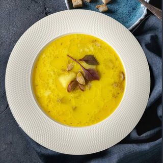 Сирний суп з боварськими ковбасками (500 мл)