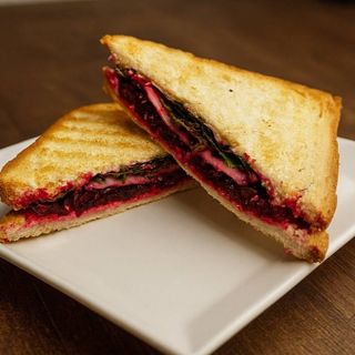 Сандвіч з медовим буряком, моцарелою та руколою