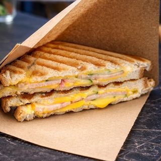 Сандвіч з індичкою та свіжими огірками