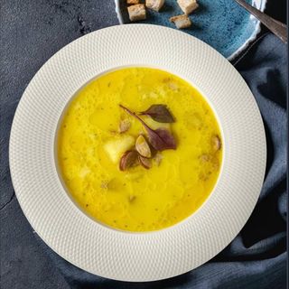 Сирний суп з боварськими ковбасками (350 мл)