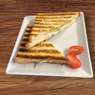 Сандвіч з куркою та марінованим огірком