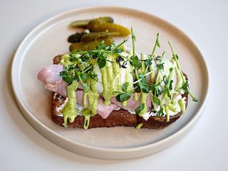 Бріош тост з шинкою