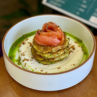 Деруни з лососем