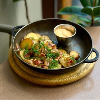 Смажена картопля з підчеревиною та копченим айолі