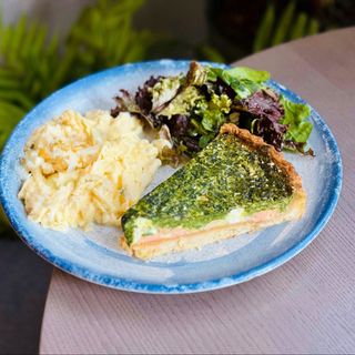 Скрембл з кіш-пирогом з лососем, шпинатом і фетою