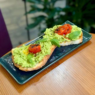 Брускета з гуакамоле і ферментованим томатом