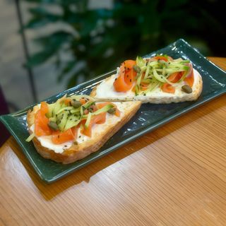 Брускета з сьомгою