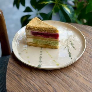 Медовик з фісташкою та малиною