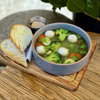 Курячий бульйон з фрикадельками