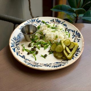 Салат з ферментованої капусти з консервованими огірками, каперсами та запашною олією