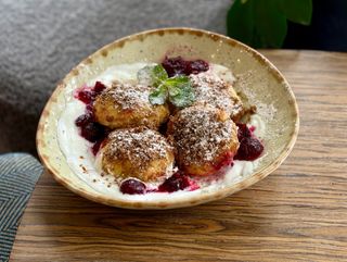 Сирні гомбовці по-закарпатськи з йогуртом та джемом із журавлини