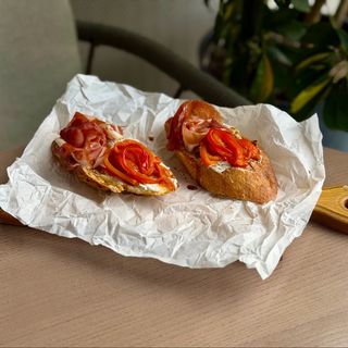 Брускета з хамоном