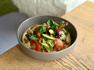 Хумус з салатом