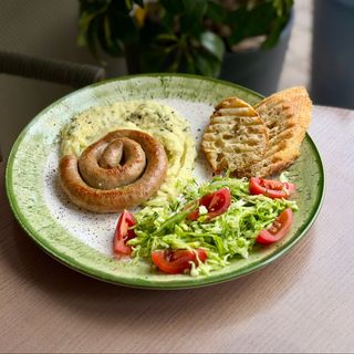 Картопляне пюре з ковбаскою равликом