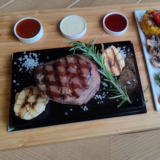 Філе мінйон з овочами гриль 200/250/50г