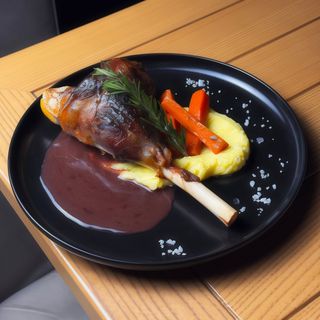 Гомілка ягняти з соусом Бордо