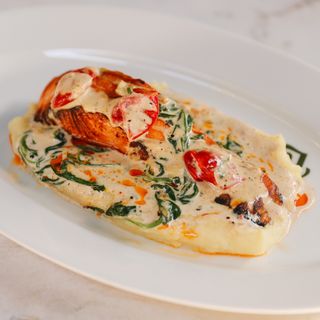 ФІЛЕ ЛОСОСЯ НА КАРТОПЛЯНОМУ ПЮРЕ З ВЕРШКОВИМ СОУСОМ