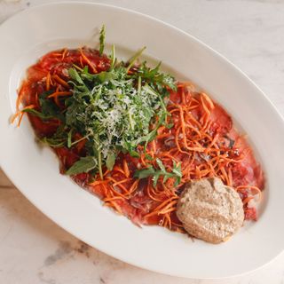 КАРПАЧО З ЯЛОВИЧИНИ ТА ТРЮФЕЛЬНИМ АЙОЛІ (100г)