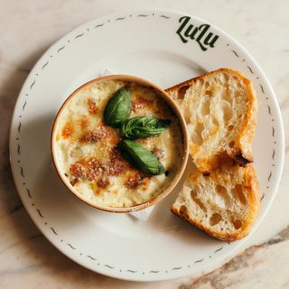 КУРКА З ЛИСИЧКАМИ У ВЕРШКОВОМУ СОУСІ