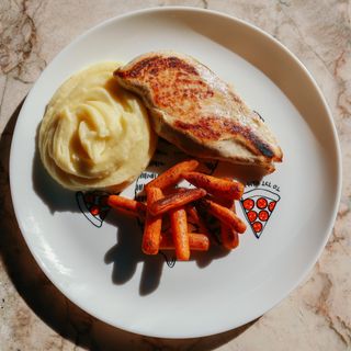 КУРЯЧИЙ СТЕЙК З БЕЙБІ МОРКВОЮ ТА ПЮРЕ