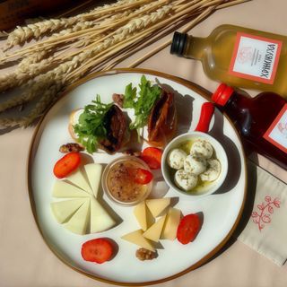 Сирна тарілка з брускетами