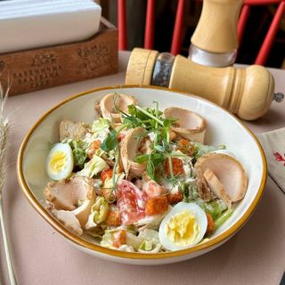 Салат з куркою та духмяною заправкою