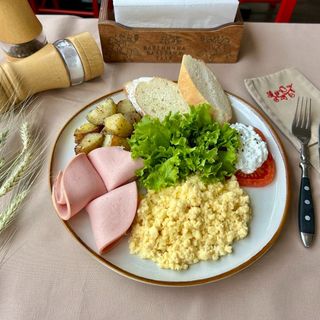 Мішаний омлет з вареною ковбасою та домашньою страчетеллою